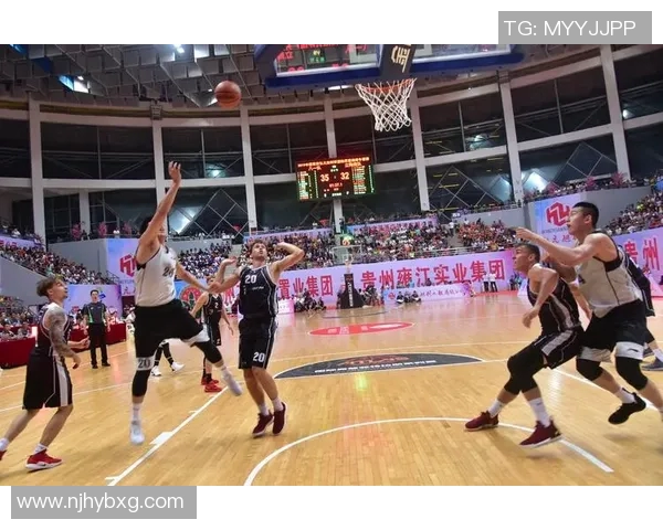 山东队与八一队的激烈对决展现篮球魅力与团队精神的巅峰对抗 山东队与八一队的激烈对决展现篮球魅力与团队精神的巅峰对抗